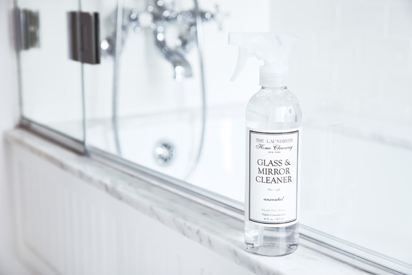 how to clean the bathtub